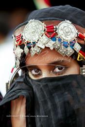 Image du Maroc Professionnelle de  Une jeune fille du désert pose en tenue traditionnelle durant le grand Moussem de Tan Tan. Ce grand rassemblement est organisé dans un site désertique sur lequel la ville de Tan Tan a toujours accueilli la majorité des tribus et des grandes familles nomades du désert lors d'un grand moussem, Samedi 18 septembre 2004. (Photo / Abdeljalil Bounhar)




